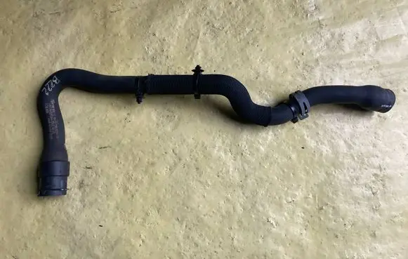 Mercedes-Benz B W245 Engine coolant pipe/hose A1698301296 ZGS008