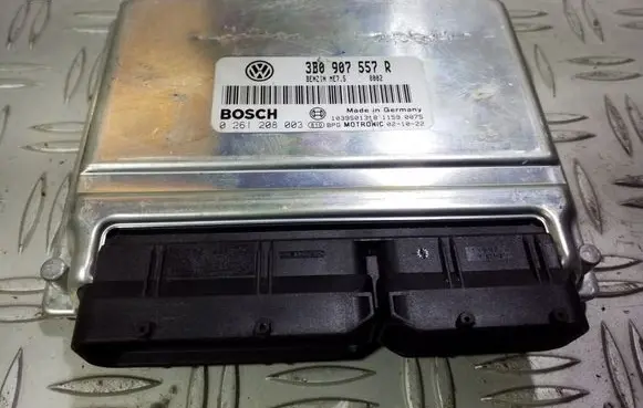 Volkswagen PASSAT B5.5 Engine control unit/module 3B0907557R 0261208003 1039S01318