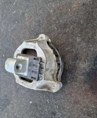 BMW 3 G20 G21 Engine mount bracket 6860471