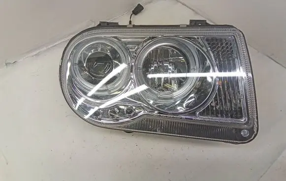 Chrysler 300 - 300C Headlight/headlamp