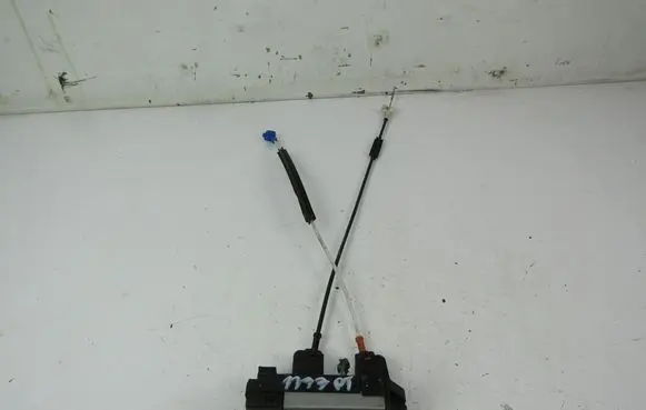 Opel Astra G Rear door lock 24414135