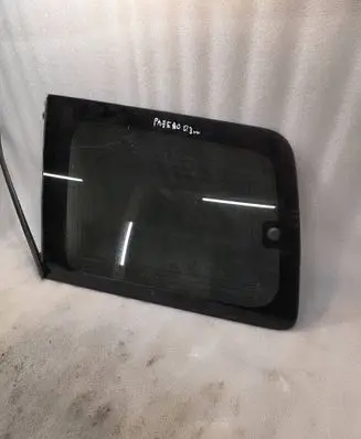 Mitsubishi Pajero Rear side window