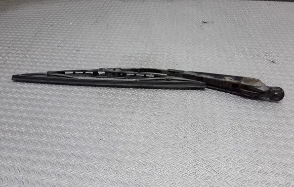 Rear wiper blade arm