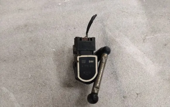 Headlight/headlamp level sensor