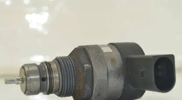 Audi A4 S4 B7 8E 8H Fuel pressure regulator 057130764F 13725800 0281002854