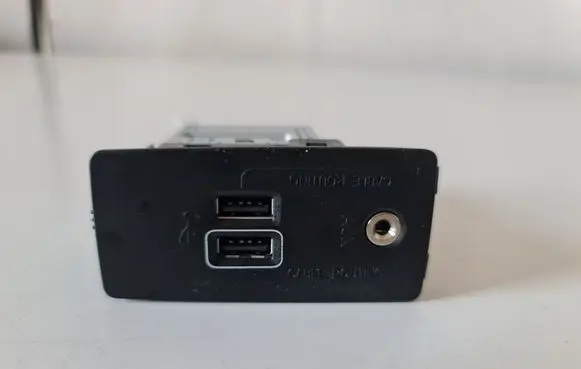 Volvo XC90 USB socket connector 31407038