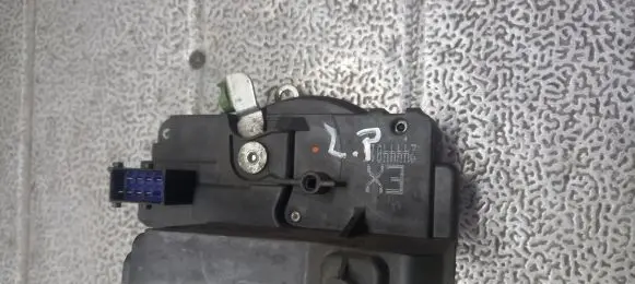 Opel Zafira A Front door lock