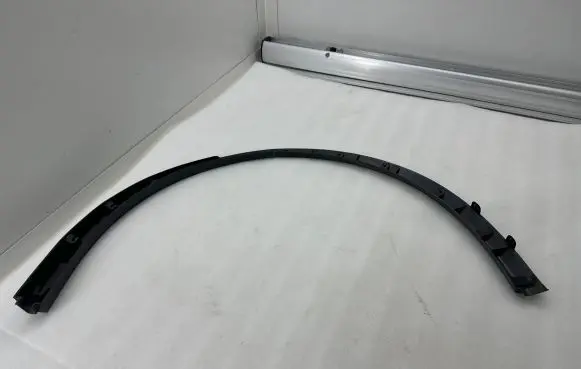 Fender trim (molding)