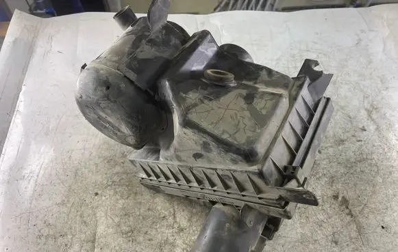 Nissan Navara D40 Air filter box