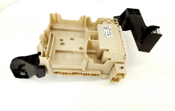 Toyota Aygo AB40 Fuse module 827300H030A
