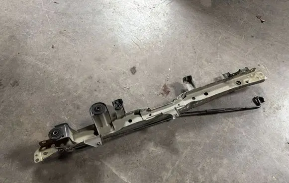 Nissan Juke I F15 Top upper radiator support slam panel