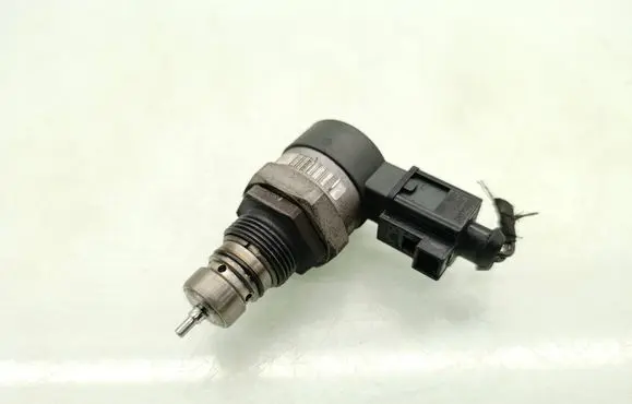 Skoda Octavia Mk3 (5E) Fuel pressure regulator 057130764AB 0281006075 30140754
