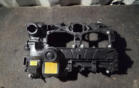 BMW 4 F32 F33 Rocker cam cover 7588412 15265812 7633630
