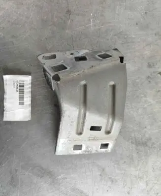 Maserati Levante Fender mounting bracket 673005623