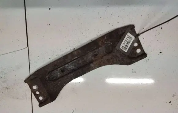 Nissan Note (E11) Radiator mount bracket 