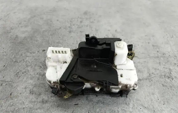 Peugeot 607 Front door lock 
