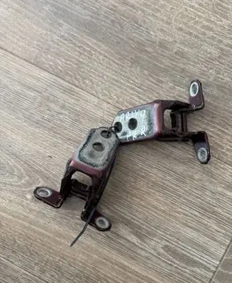 Nissan Ariya Front door upper hinge DVDV