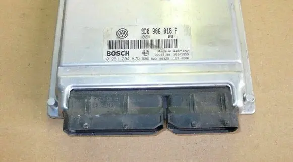 Volkswagen PASSAT B5 Engine control unit/module 8D0906018F