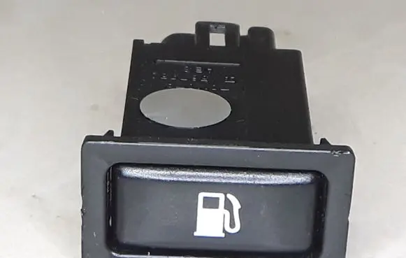 Toyota Avensis T250 Fuel tank opening switch 156795