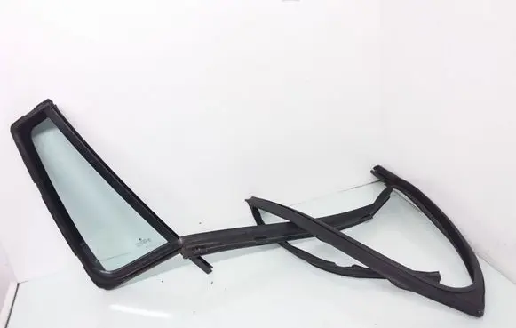 Skoda Octavia Mk2 (1Z) Rear vent window glass 
