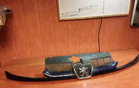 Peugeot 206 Front bumper upper radiator grill 9628688677
