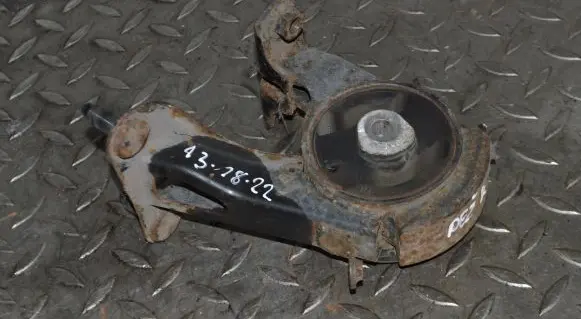 Toyota Auris 150 Engine mount bracket
