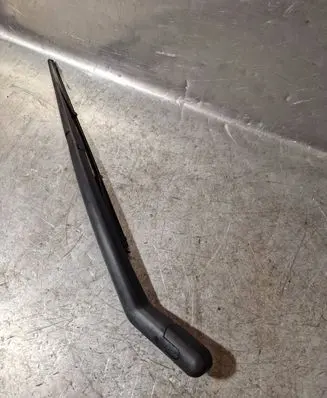 Rear wiper blade arm