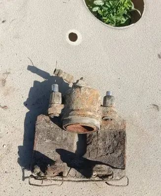 Volkswagen Golf V Front brake caliper