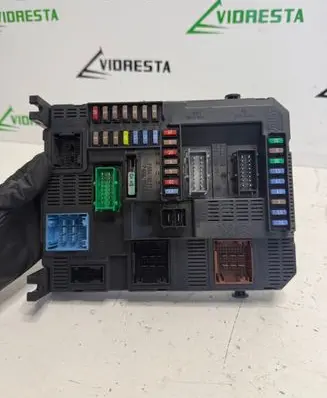 Peugeot 208 Fuse module 9807532080 E1111753 20151102