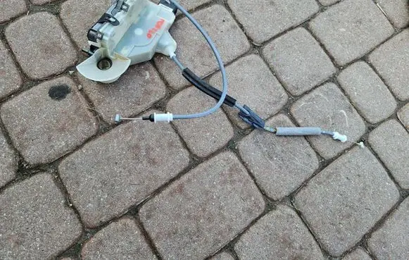 Opel Mokka B Front door lock PSA444423