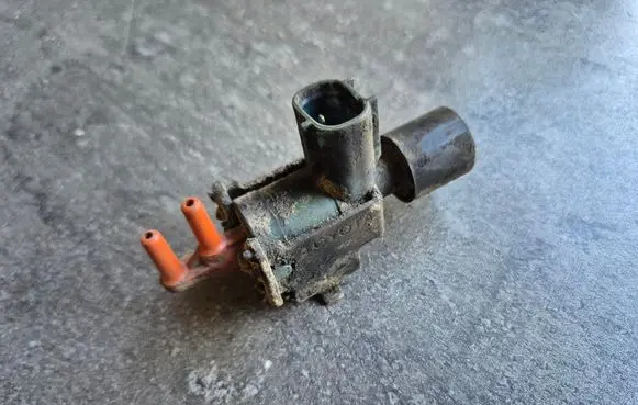 Toyota Hilux (AN10, AN20, AN30) Vacuum valve 
