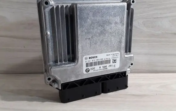 BMW 1 E81 E87 Engine control unit/module 0281016068 8506281