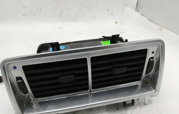 Land Rover Discovery 3 - LR3 Rear air vent grill 64228385389 64226901346