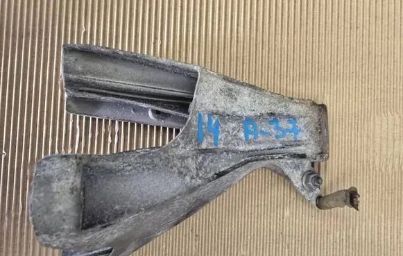 Volkswagen PASSAT B7 Engine mounting bracket 4F0199308P