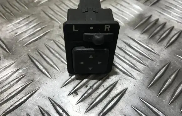 Mitsubishi Carisma Wing mirror switch mr114081 03220000