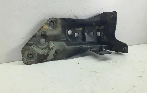 Audi A3 S3 A3 Sportback 8P Fender mounting bracket 8P0821136