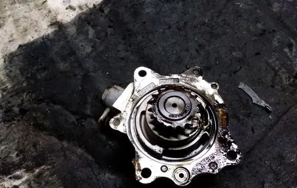 Nissan Almera Tino Vacuum pump