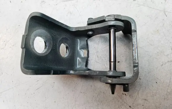 Peugeot 5008 II Front door lower hinge 