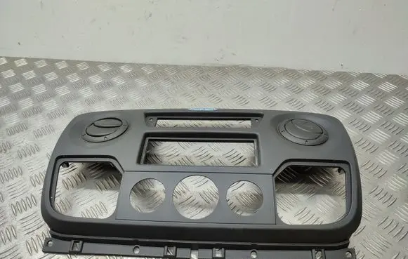 Renault Master III Dashboard center trim panel 682600025R