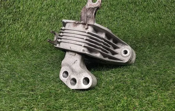 Chevrolet Cruze Engine mount bracket 13347450