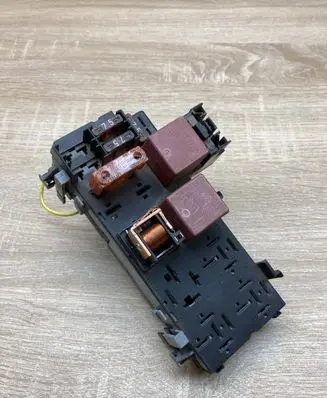Renault Scenic I Fuse module 7703297193