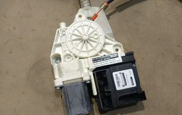 Audi A3 S3 8P Front door window regulator motor E940311202