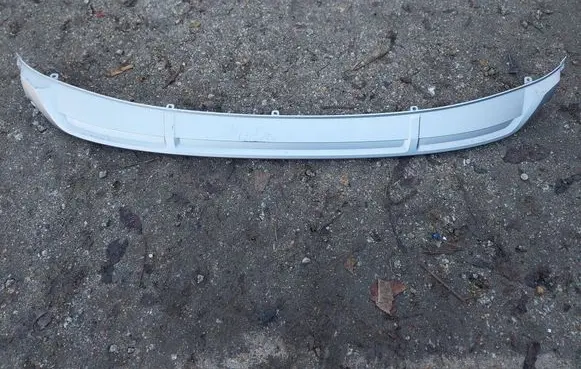Front bumper lip