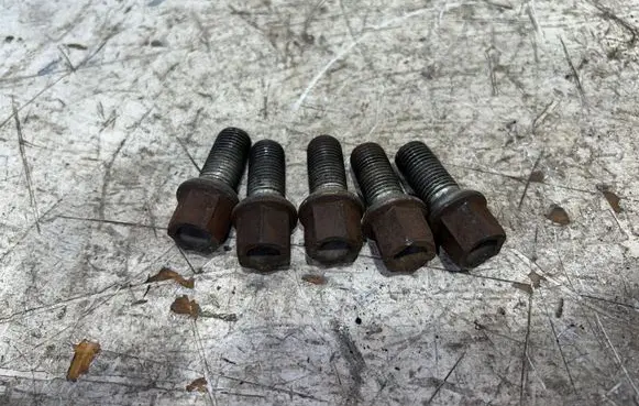 Volkswagen Golf V Nuts/bolts