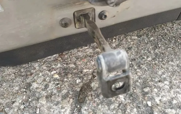 Skoda Octavia Mk2 (1Z) Rear door check strap stopper