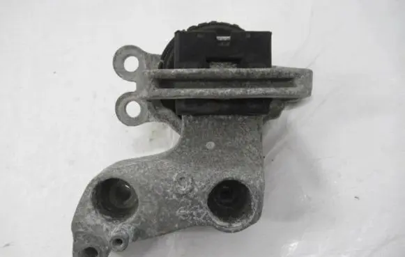 Engine mount vacuum valve