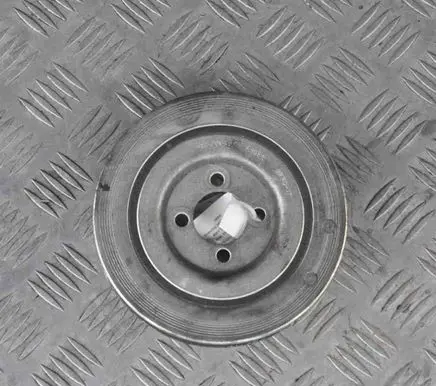 Opel Corsa D Crankshaft pulley 55200498