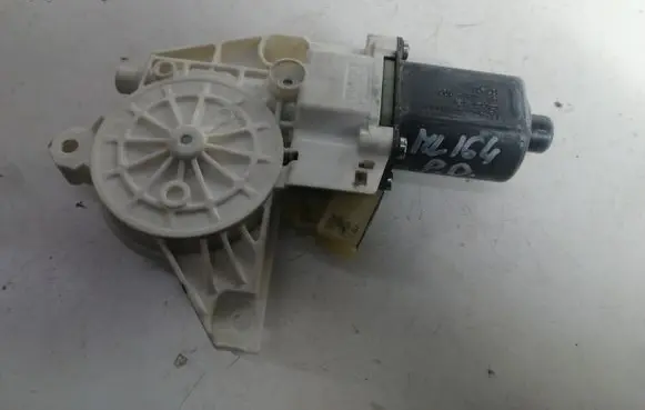 Mercedes-Benz ML W164 Front door window regulator motor A2518200842