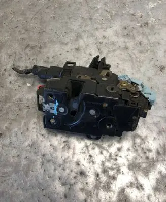 Volkswagen Golf Plus Front door lock 7L0839016