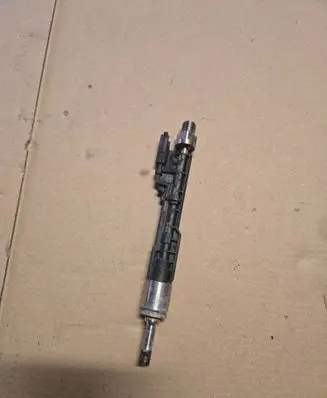 BMW X3 F25 Fuel injector 7597870